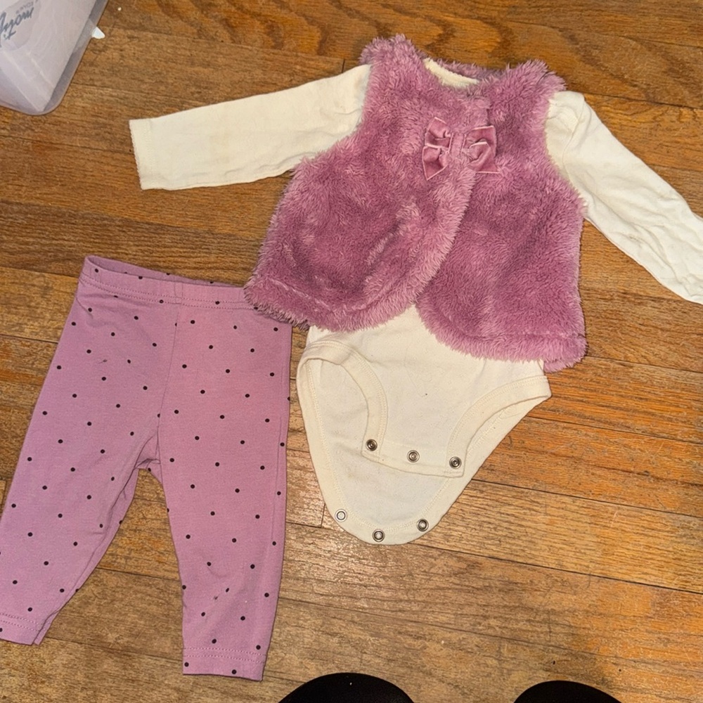 Like new carters set